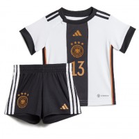 Tyskland Thomas Muller #13 Replika babykläder Hemmaställ Barn VM 2022 Kortärmad (+ korta byxor)